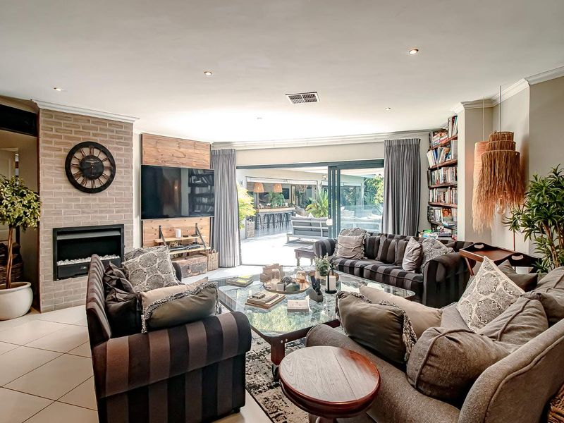 Refined Luxury & Entertainer’s Dream in Prestigious Bryanston East - Photo 8
