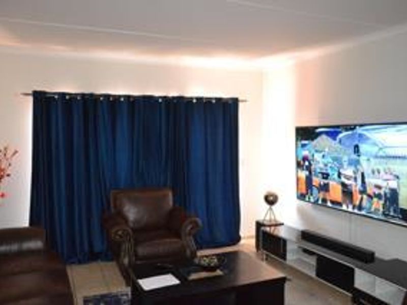 Lovely 2 Bedroom unit on 1st floor - Photo 5