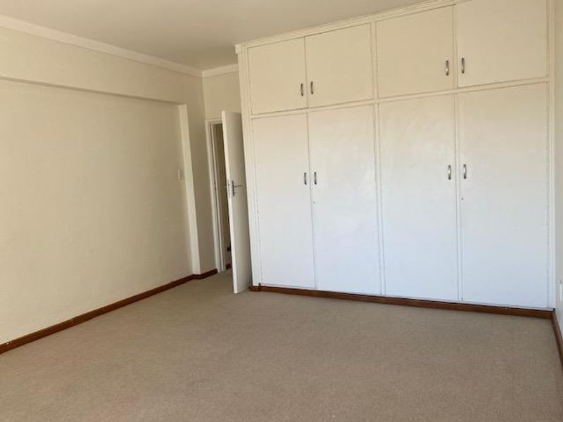 UNFURNISHED 2 Bedroom Apartment in security complex - Photo 5