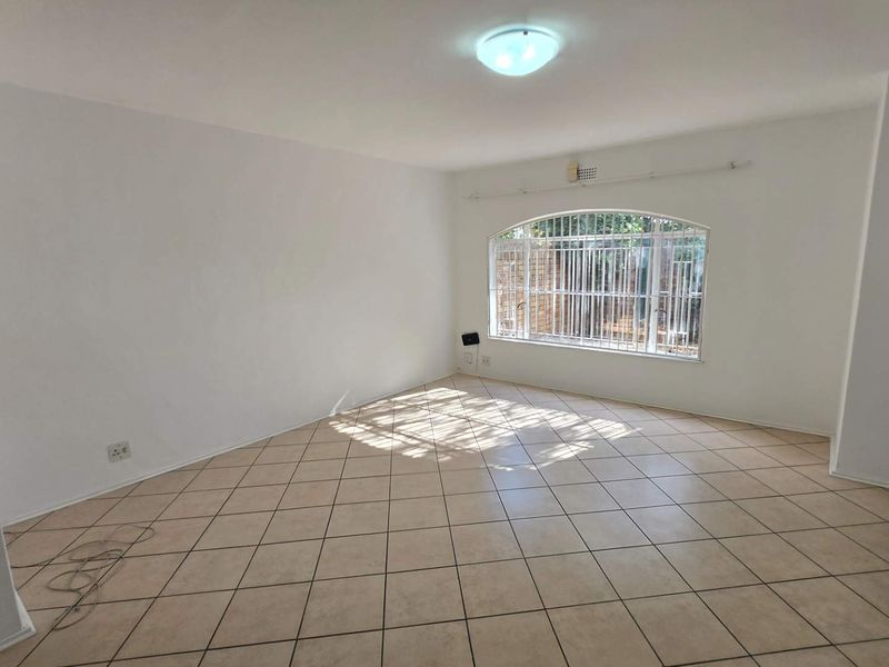 Spacious 3-Bedroom Townhouse with Gas Hob & Backup Water - Photo 4