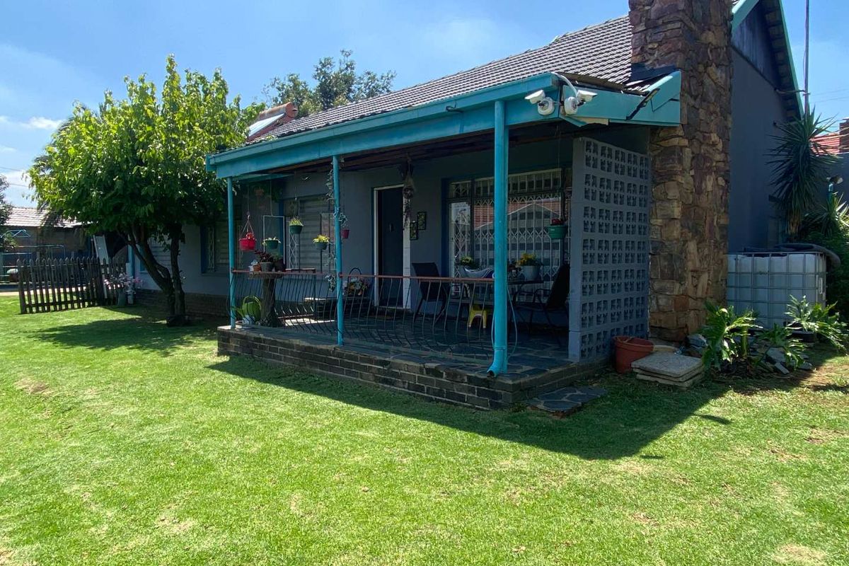 MOVE-IN READY RENOVATED GEM! - Photo 2