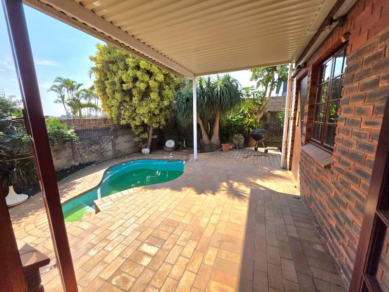 Secure 2 Bedroom Townhouse with Double Garage and Private Pool in Malvern - Photo 5