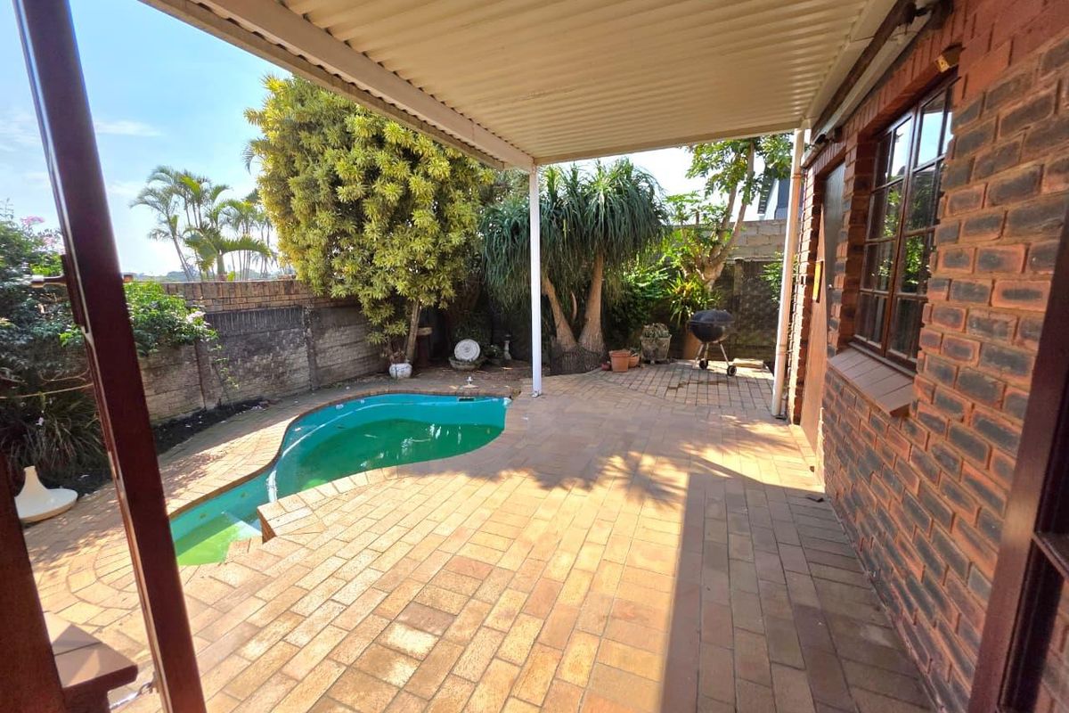 Secure 2 Bedroom Townhouse with Double Garage and Private Pool in Malvern - Photo 5