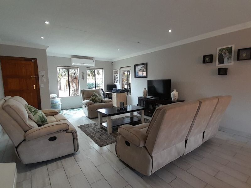 Gorgeous Cluster Home In Pomona - Photo 10