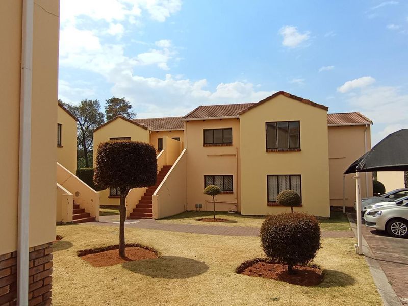 **Charming 2-Bedroom Apartment for Sale in Mondeor** - Photo 2