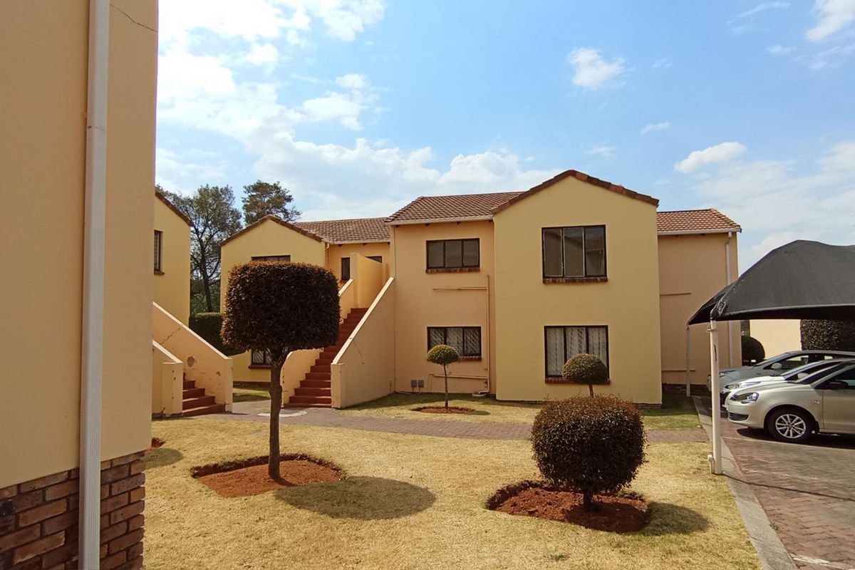 **Charming 2-Bedroom Apartment for Sale in Mondeor** - Photo 2