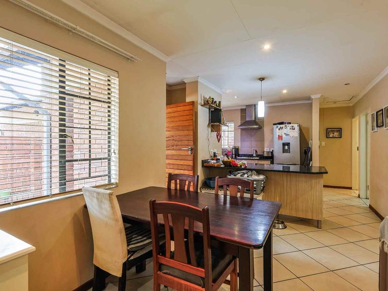 Spacious 3-bedroom townhouse available to rent. - Photo 4