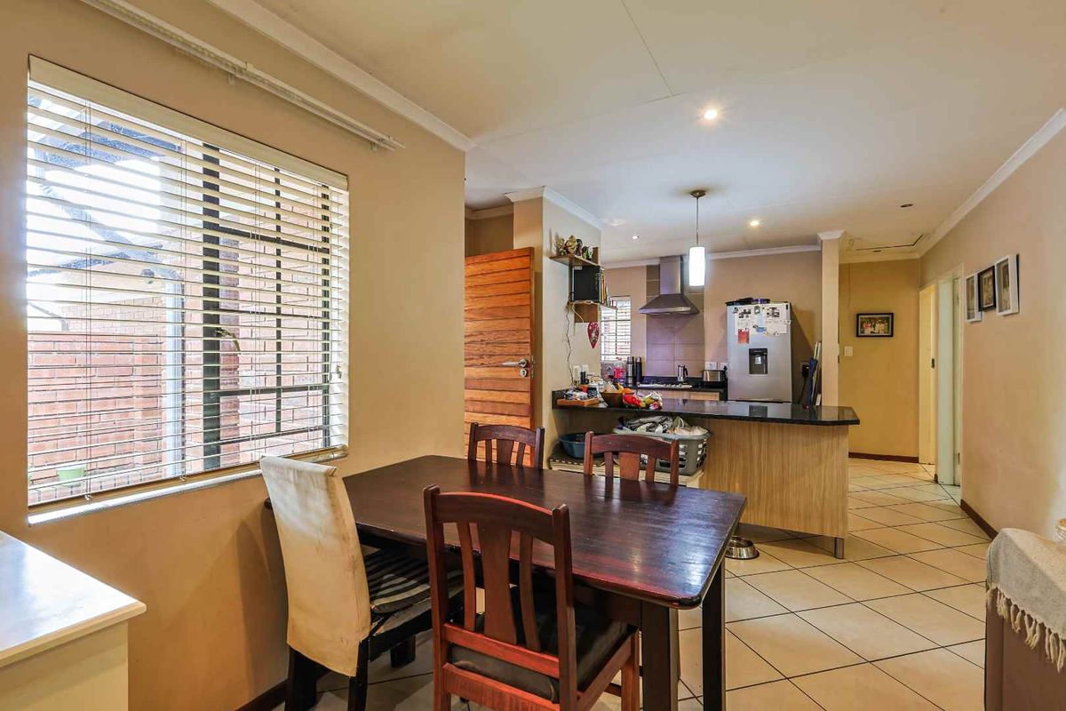 Spacious 3-bedroom townhouse available to rent. - Photo 4