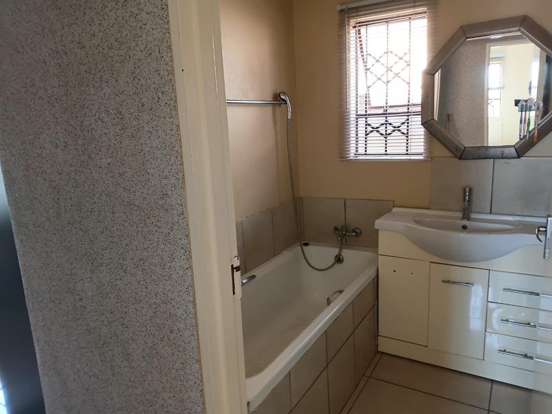 Clayville Ext 45 - R 950 000 , 3 bed Family Home - Photo 8