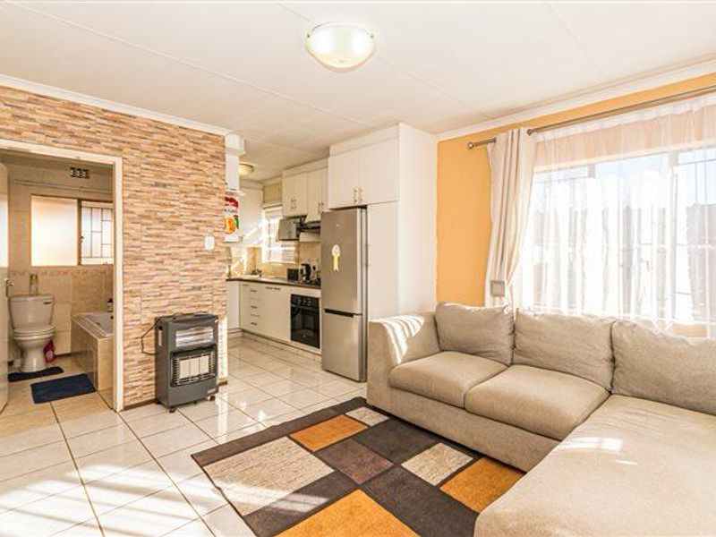 3-Bedroom Cozy Home in a Secure Enclosed Complex – Protea Glen Ext 11 - Photo 5