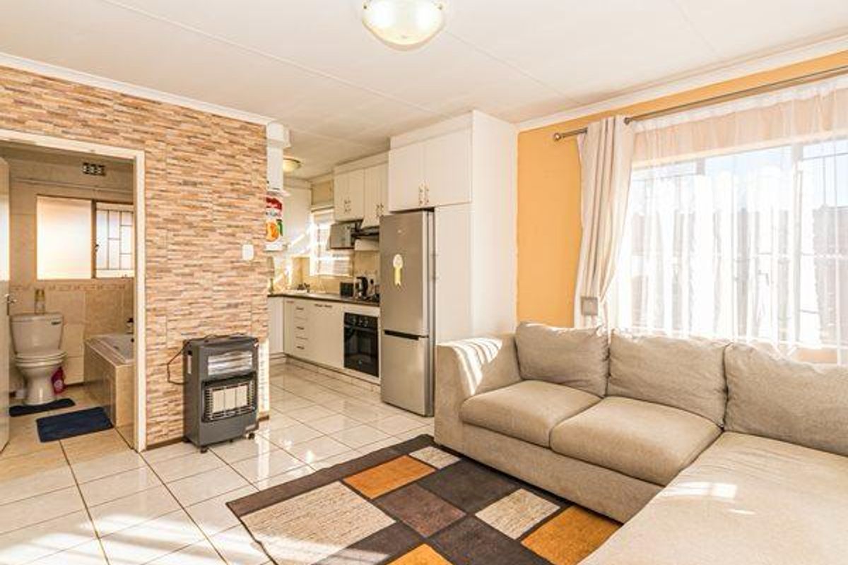 3-Bedroom Cozy Home in a Secure Enclosed Complex – Protea Glen Ext 11 - Photo 5