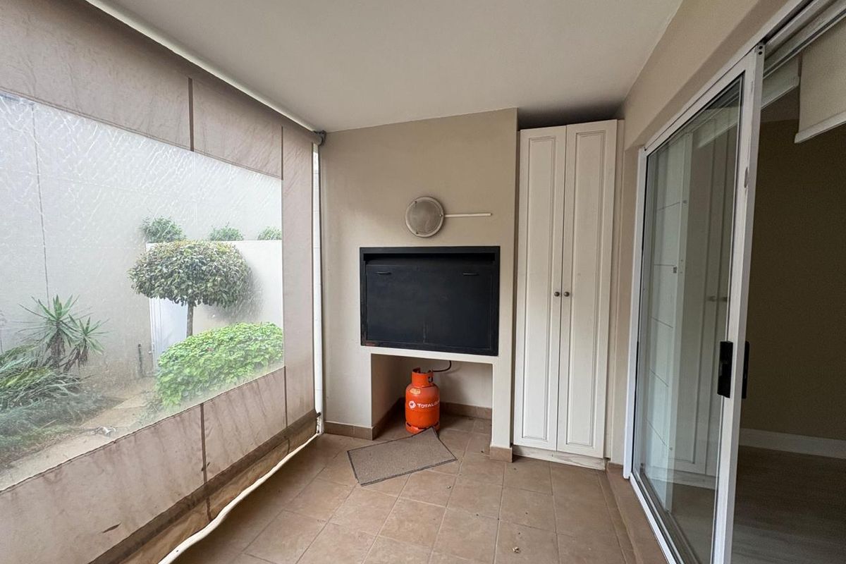 Sophisticated Ground-Floor Living in Exclusive Hyde Park - Photo 3