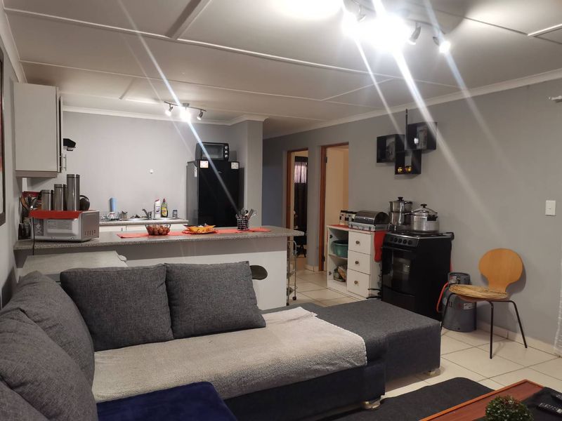GROUND FLOOR UNIT - BARGAIN DEAL SELLING BELOW VALUATION - OFFERS WELCOME! - Photo 3