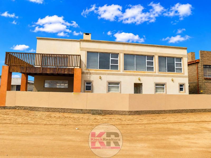 Henties Bay: Home with 3 Flats - Photo 7