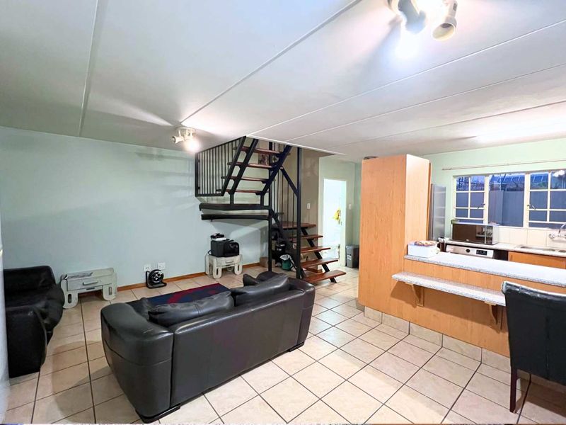 Three Bedroom townhouse in Annlin - Photo 5