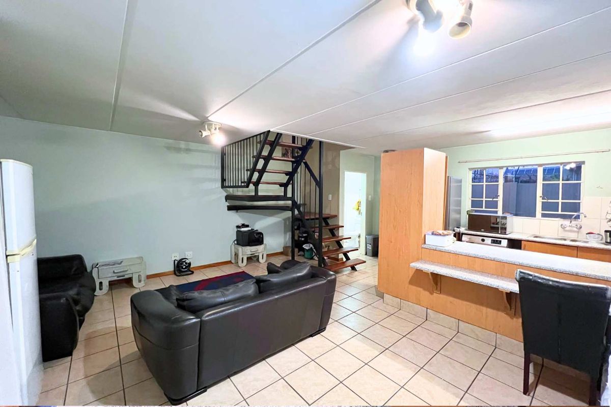 Three Bedroom townhouse in Annlin - Photo 5