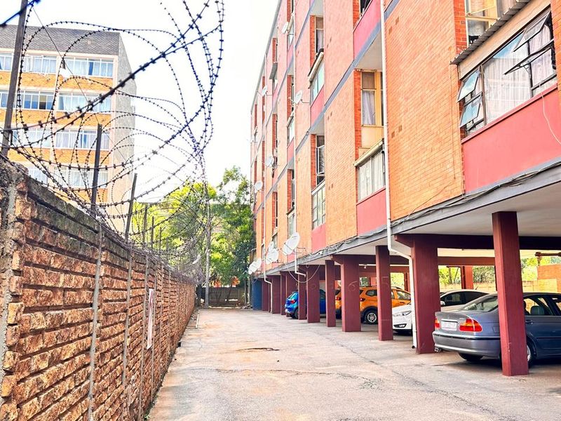 **Charming 1-Bedroom Apartment with Modern Amenities** - Photo 9