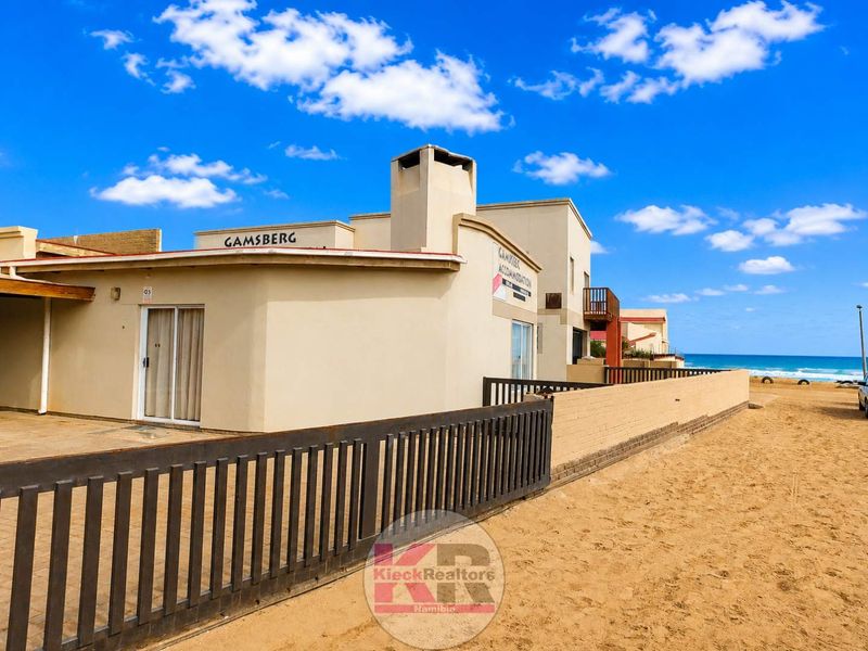 Henties Bay: Home with 3 Flats - Photo 6