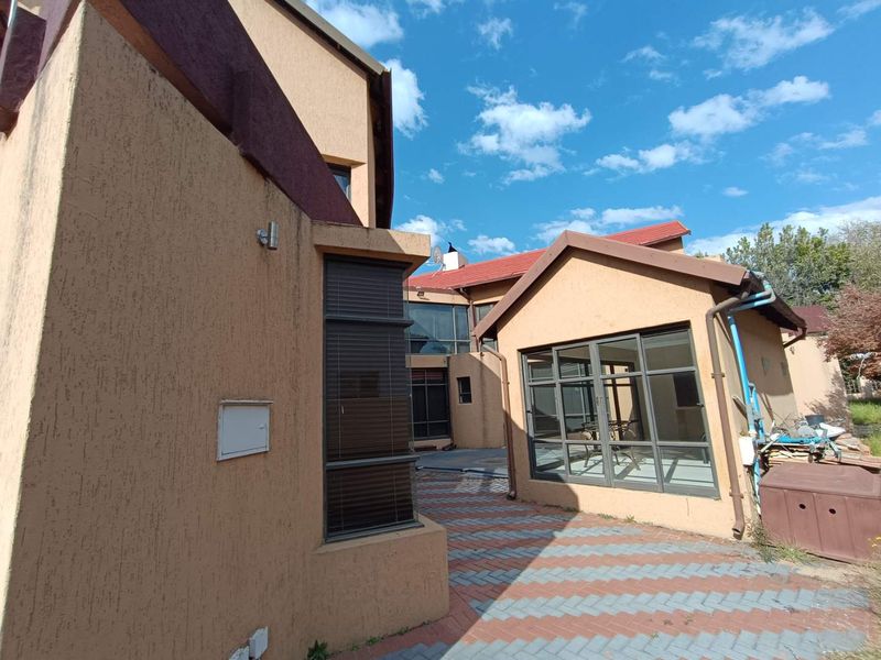 VALLEY VIEW ESTATE -  4 BEDROOM HOUSE WITH A GYM & STUDY - Photo 8