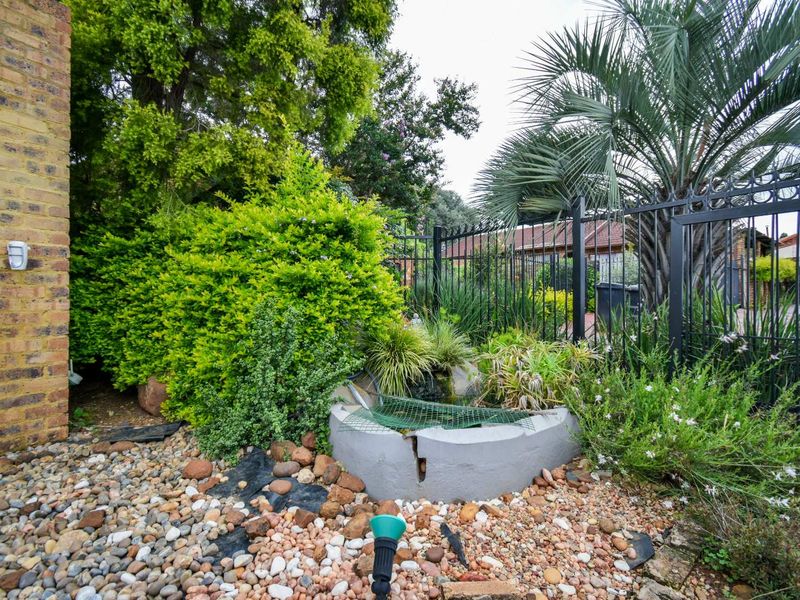 Charming cosy cottage in a quiet street with an artful colourful soul. - Photo 3