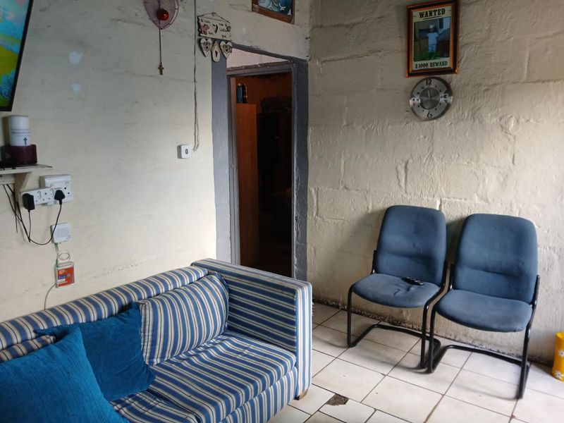 Semi-Attached 1Bedroom Property for Sale in Scottsdene - Photo 6