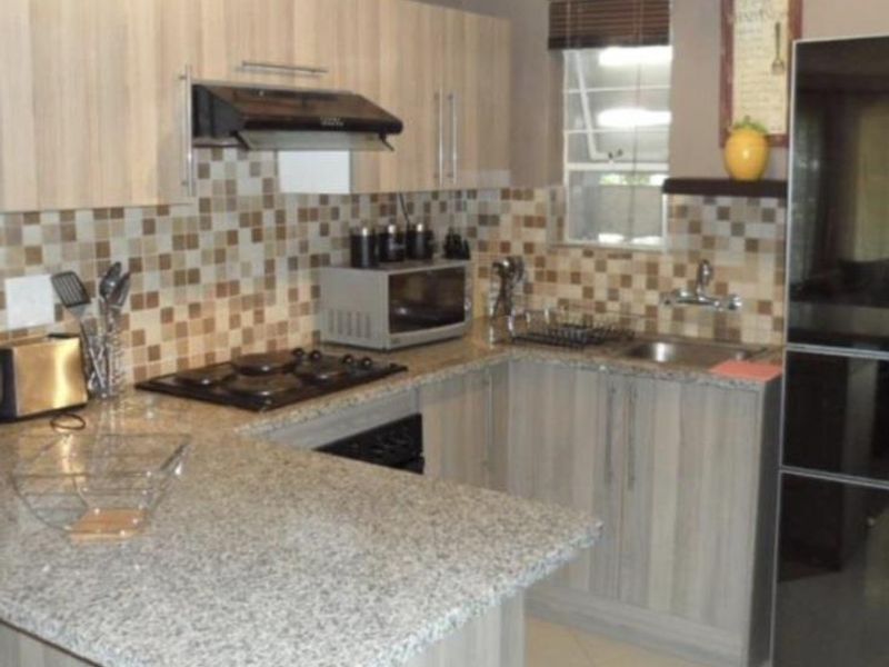 A CHARMING TWO BEDROOM FURNISHED GARDEN APARTMENT - Photo 3