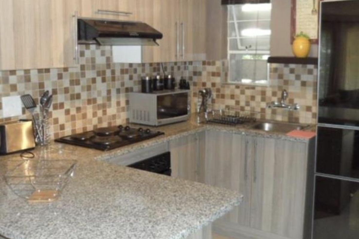 A CHARMING TWO BEDROOM FURNISHED GARDEN APARTMENT - Photo 3