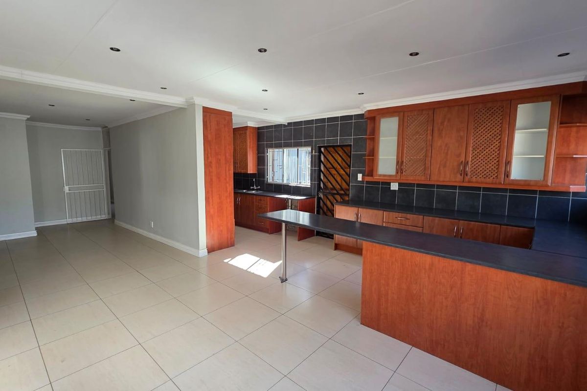 Recently Renovated Immaculate Home for Sale in Garsfontein - Photo 4