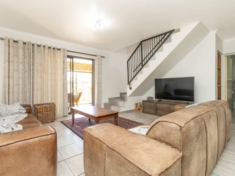 Spacious 3-Bedroom Home in Prime Honeydew Manor Location - Photo 3