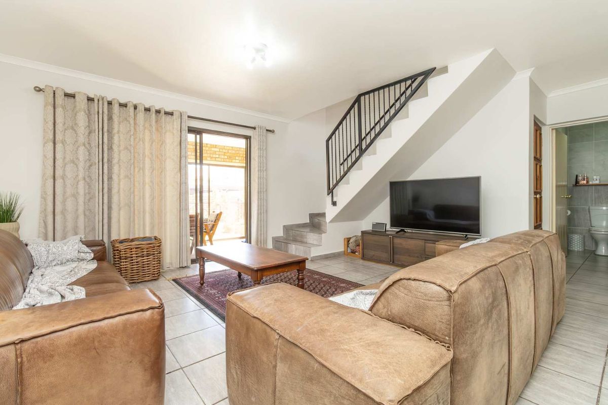 Spacious 3-Bedroom Home in Prime Honeydew Manor Location - Photo 3