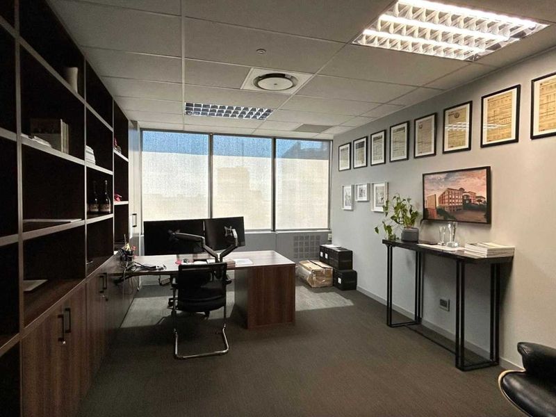 Beautifully Fitted out Semi-Furnished office 16th floor - Photo 10