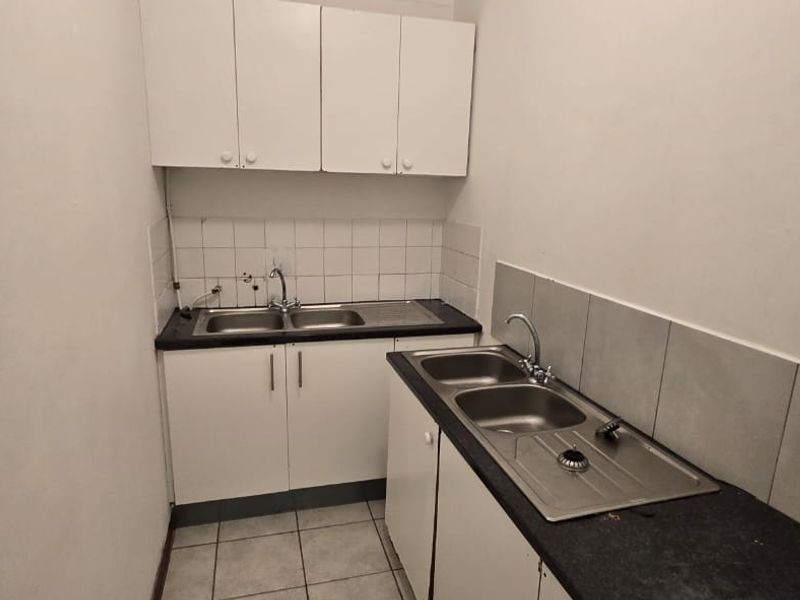 Room to rent for adult only at 159 Voortrekker Road - Photo 8