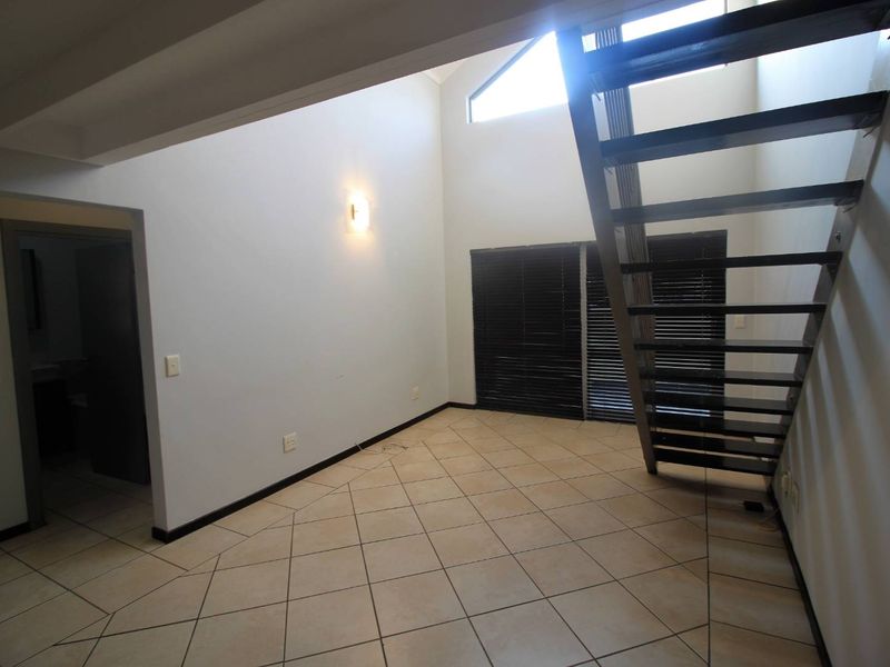 Beautiful Two Bedroom Penthouse Loft Apartment in Excellent Complex - Photo 7