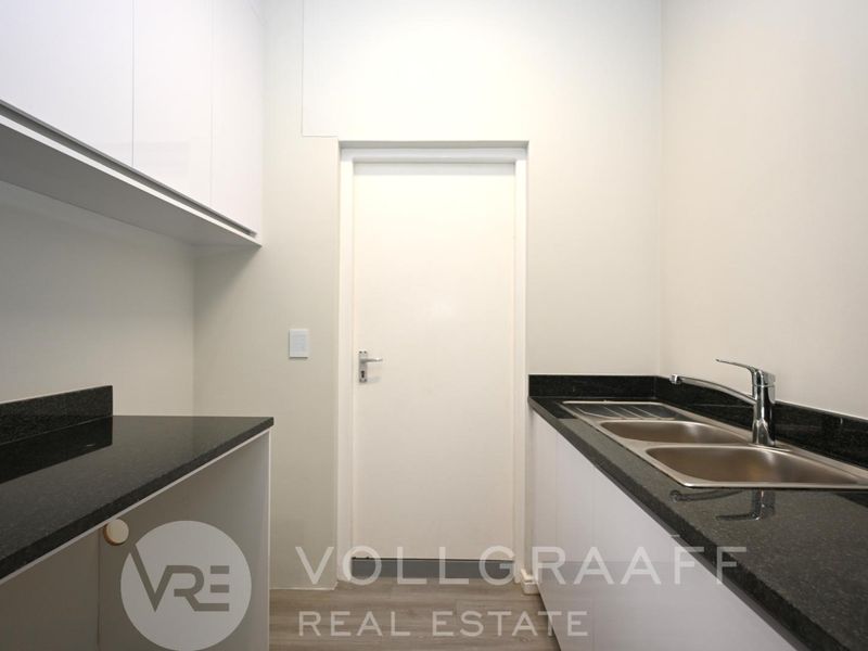 Modern Upmarket Townhouse to Rent - 1 August 2026 - Photo 6