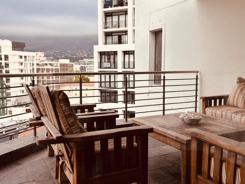 Exceptional Top Floor Apartment with Iconic Mountain & City Views - Photo 10