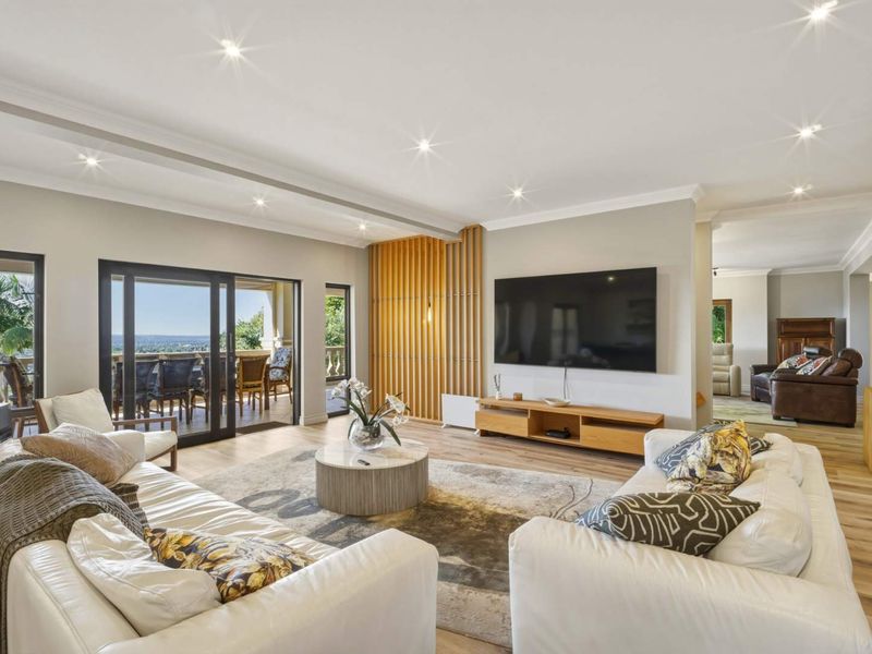 Prestigious 5-Bedroom Estate in Silver Oak Place, Waterkloof - Photo 10