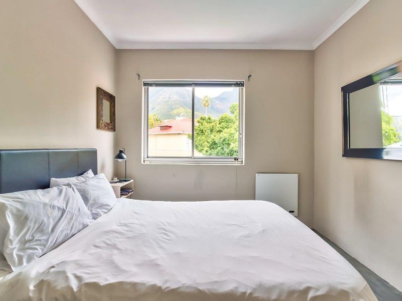 Renovated top floor apartment with stunning Table Mountain views - Airbnb Friendly! - Photo 8