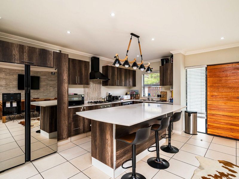 Exquisite Freestanding 3 bed, 2 bath townhouse in Waterfall - Photo 5