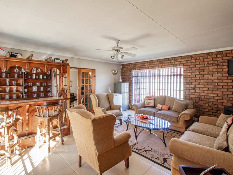 Cozy & Neat 4 Bedroom House - Photo 5