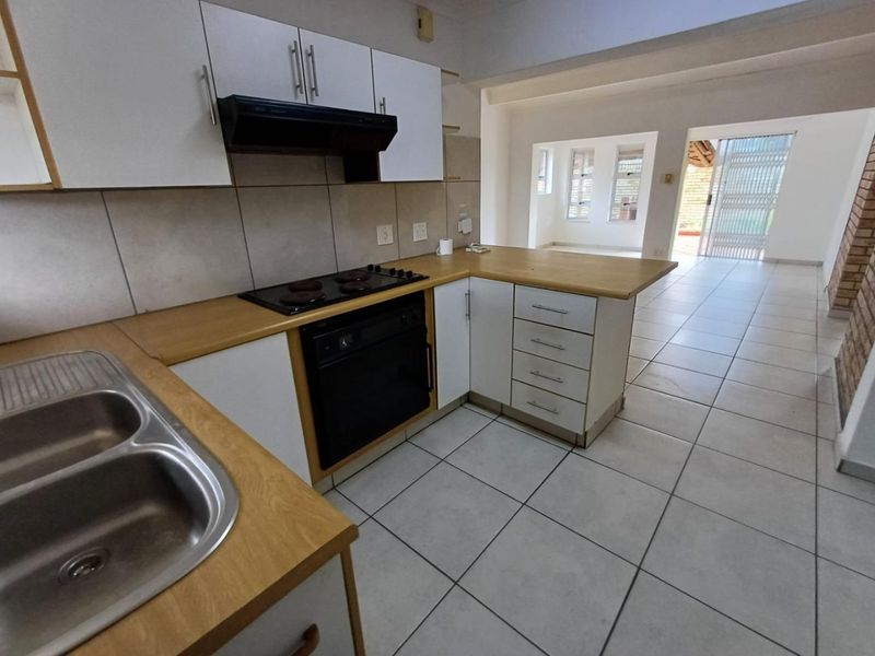 Newly renovated 2 bedroom simplex available for rental in Birdswood. - Photo 4