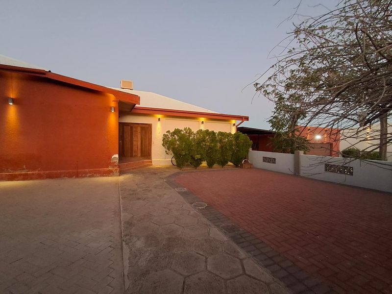 Main House & Flat: Perfect for Extended Family Living - Photo 2