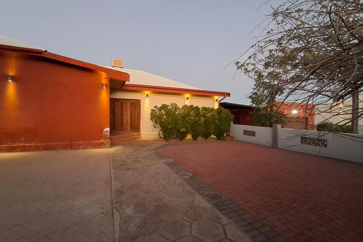 Main House & Flat: Perfect for Extended Family Living - Photo 2