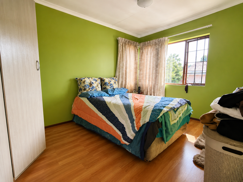 Elegant 3-Bedroom Family Home with Balcony & Garden - Photo 10