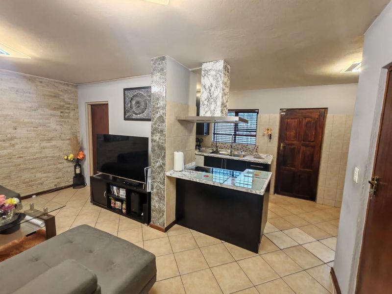 A STUNNING TOWNHOUSE - Photo 2