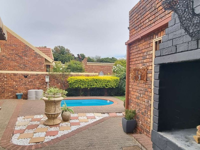 PERFECT FAMILY HOME WITH SPLASH POOL - Photo 10