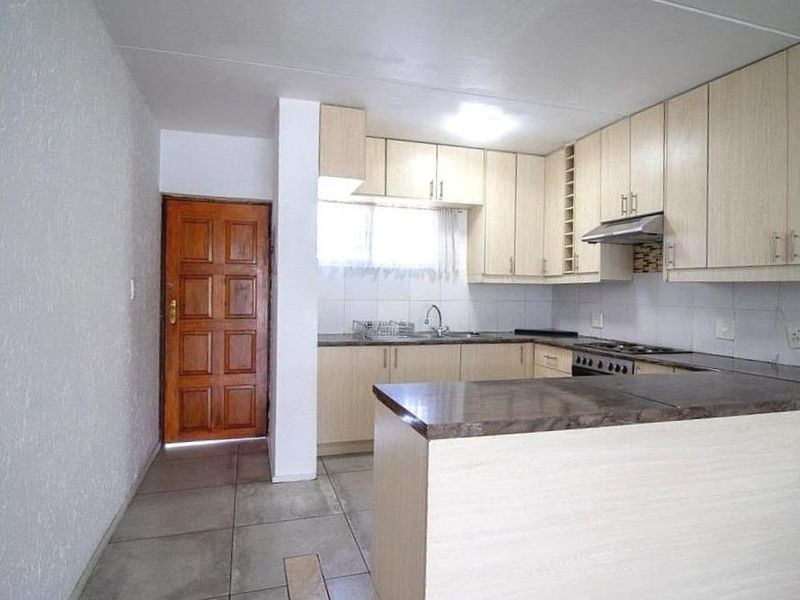 1 Bedroom Townhouse in Mulbarton - Photo 2