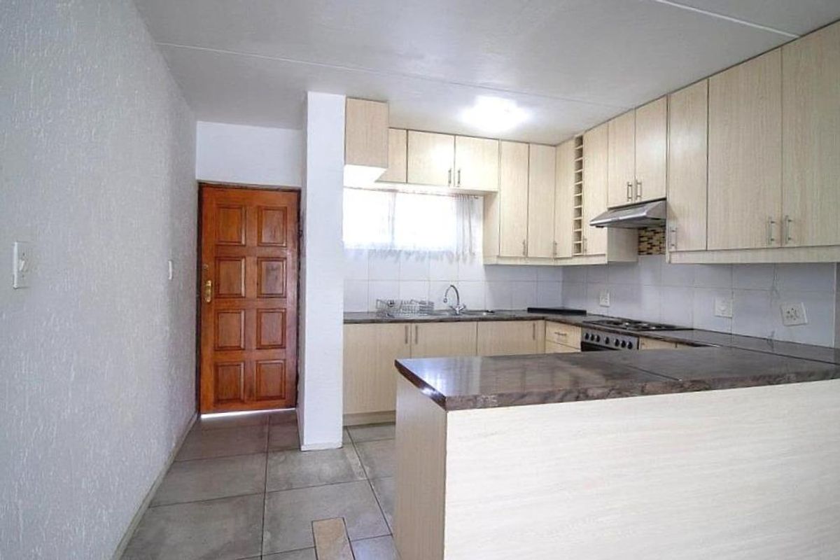 1 Bedroom Townhouse in Mulbarton - Photo 2