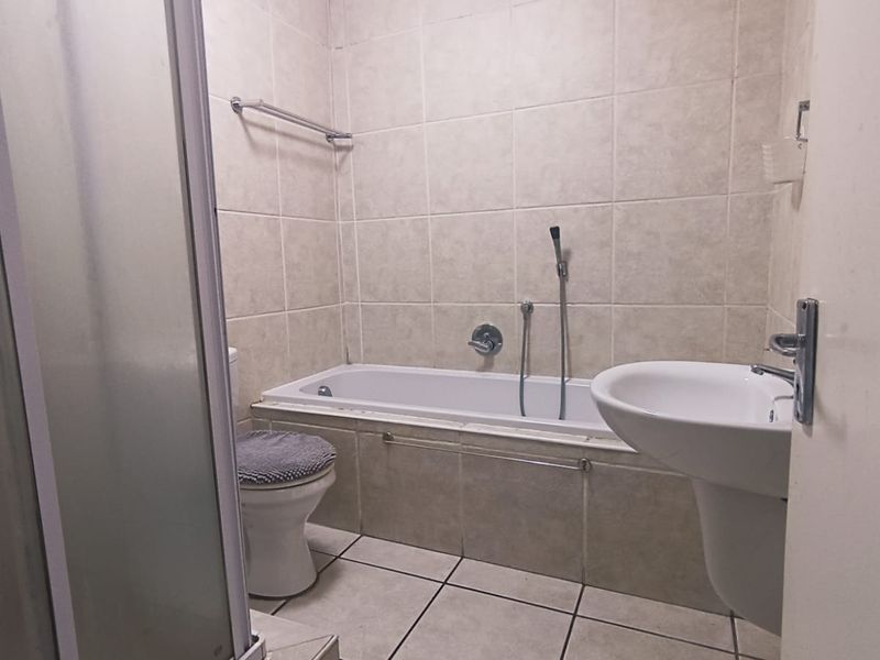 Modern Flat in Very Convenient Location - Photo 7