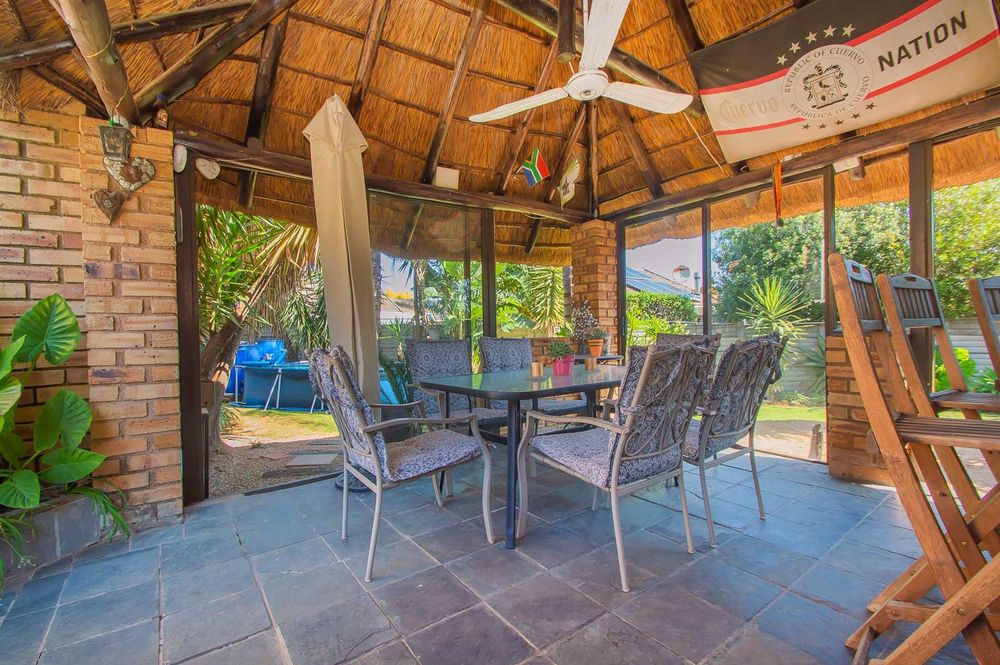 Expansive thatch lapa with for entertaining 
