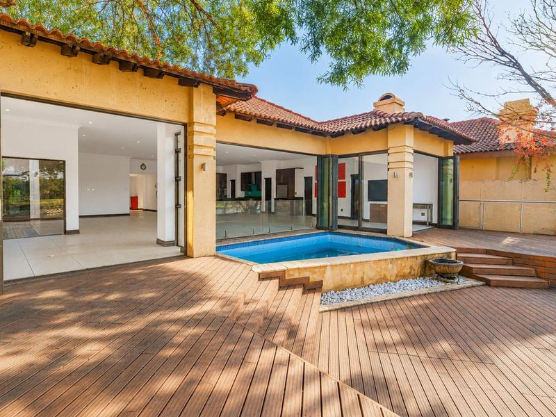 Beautiful Open-Plan Family Home on Internal Lake - Photo 4